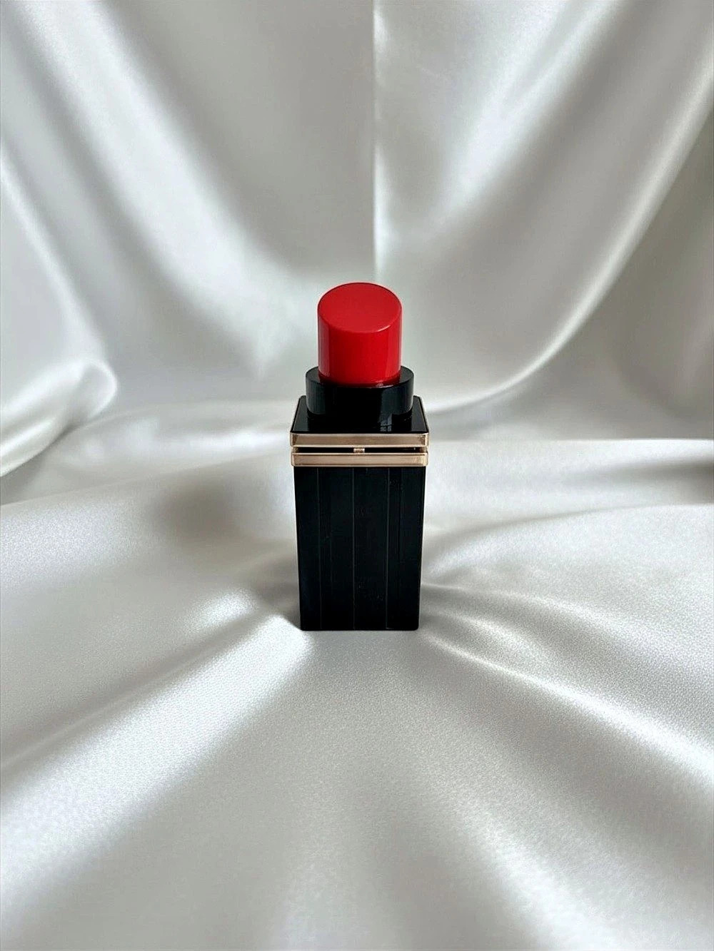 Black & Red Lipstick Clutch Purse. Gold Trim & Chain. Like New. $25.